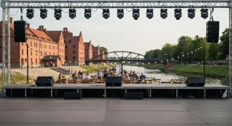Plenerowa scena darmowego wydarzenia kulturalnego na Wyspie Mlynskiej w Bydgoszczy, ceglane spichrze i rzeka w tle