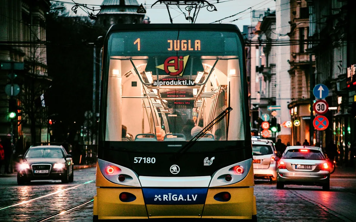 Jak wybrać tramwaj, autobus lub spacer?