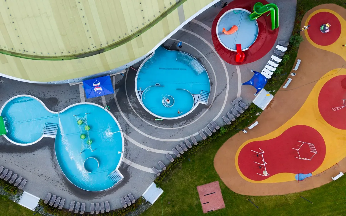 Baseny, trampoliny i wspinaczka
