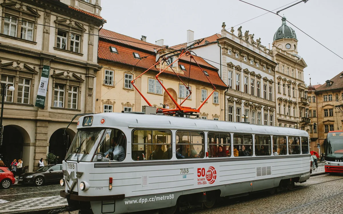 Jak dojechać pieszo, tramwajem i autem?