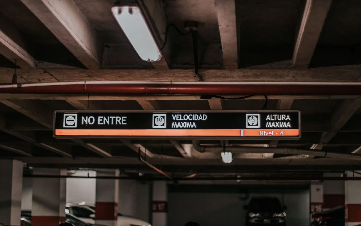 Jak dojechać z parkingu do hali dworcowej?