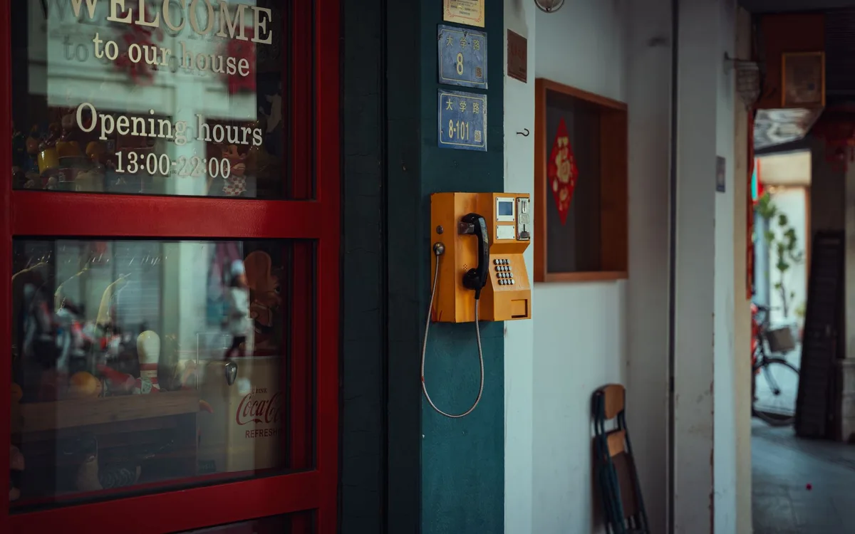 Godziny, telefon i kanały elektroniczne